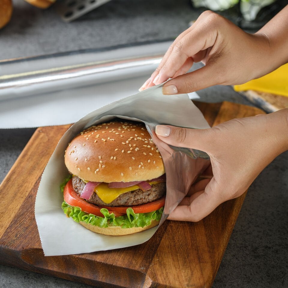 Koroplast Sar Pişir 12'li , Yanmaz & Yapışmaz, İçi Pişirme Kağıdı Dışı Alüminyum Folyo, Et Tavuk Balık Pişirme, Eşit Isıda Pişirir